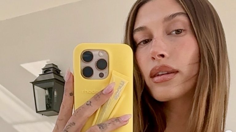Foto di Hailey Bieber con la Rhode Lip Case