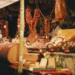 Una bancarella con salumi