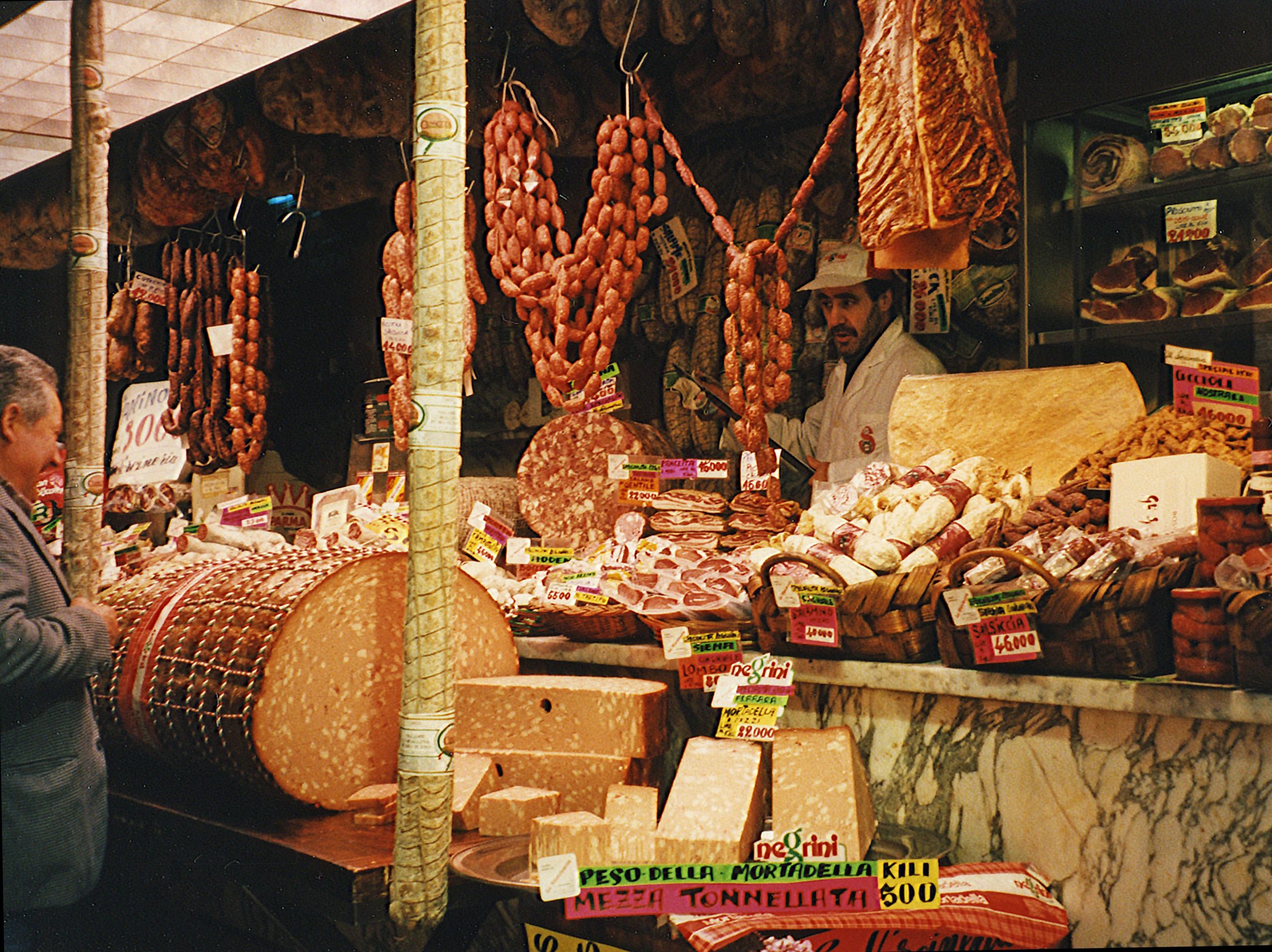 Una bancarella con salumi