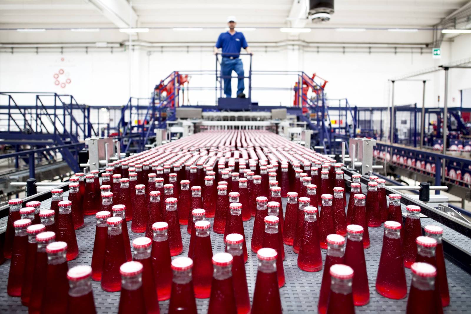 foto produzione bottigliette Campari design