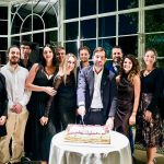 Foto di gruppo di DAF con la torta di compleanno