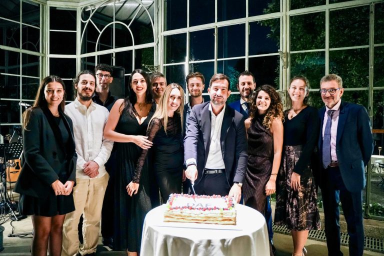 Foto di gruppo di DAF con la torta di compleanno