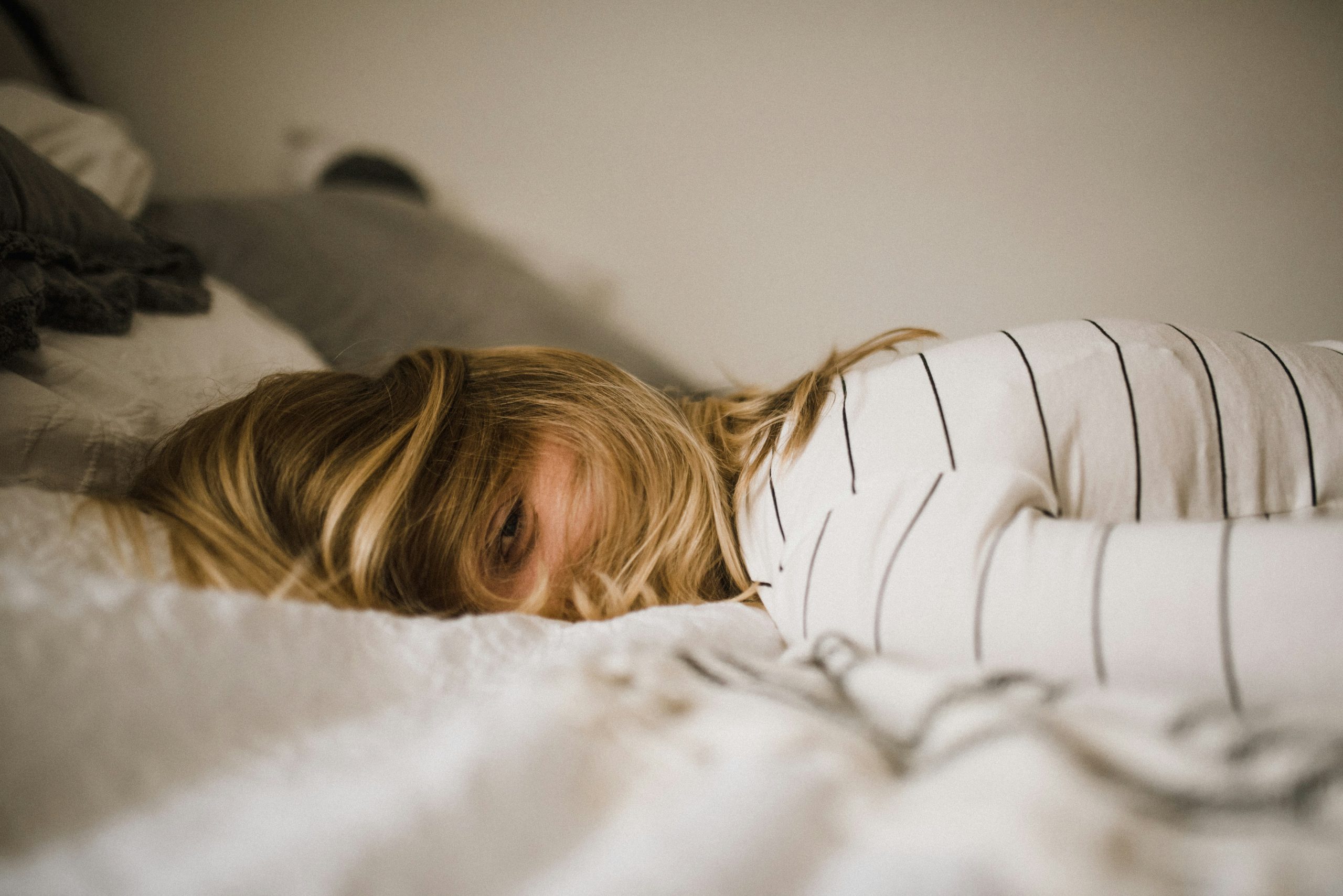 Ragazza che dorme nel letto - sleepmaxxing