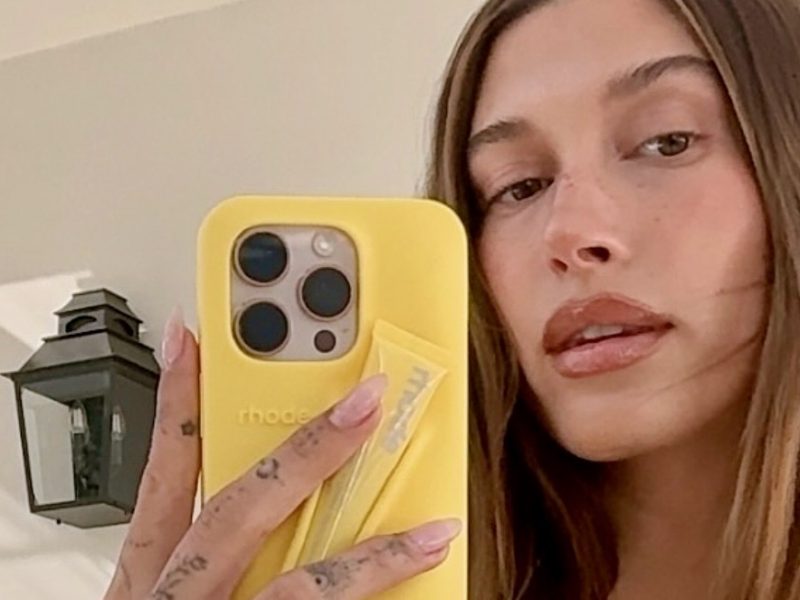 Foto di Hailey Bieber con la Rhode Lip Case