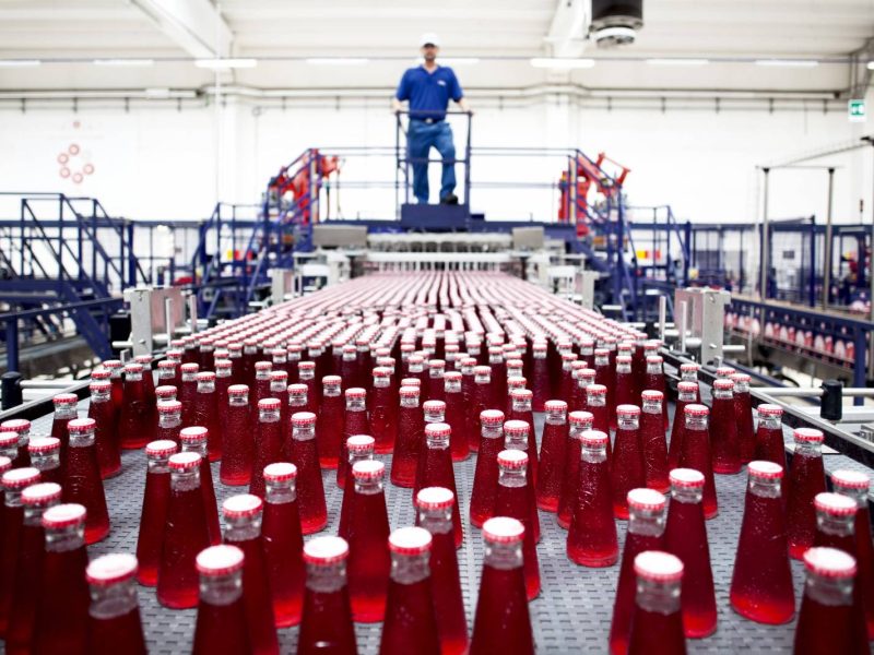 foto produzione bottigliette Campari design