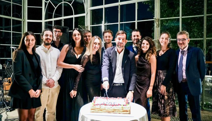 Foto di gruppo di DAF con la torta di compleanno