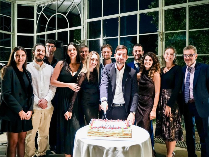 Foto di gruppo di DAF con la torta di compleanno