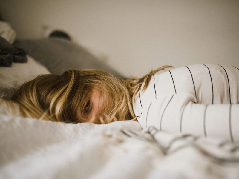 Ragazza che dorme nel letto - sleepmaxxing